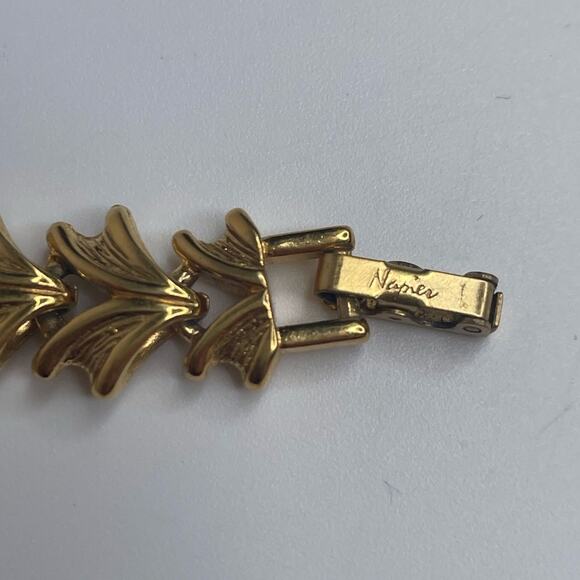 Vintage Napier Gold Tone fantasy Leaf link bracelet - Picture 4 of 7